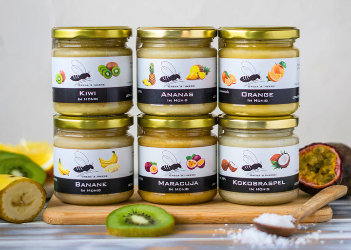 Honigsüßer exotischer Geschmack mit Kiwi, Ananas, Orange, Banane, Maracuja und Kokosraspel im Honig