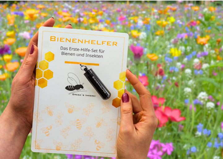 Bienenhelfer Schlüssel Anhänger vor Blumenwiese