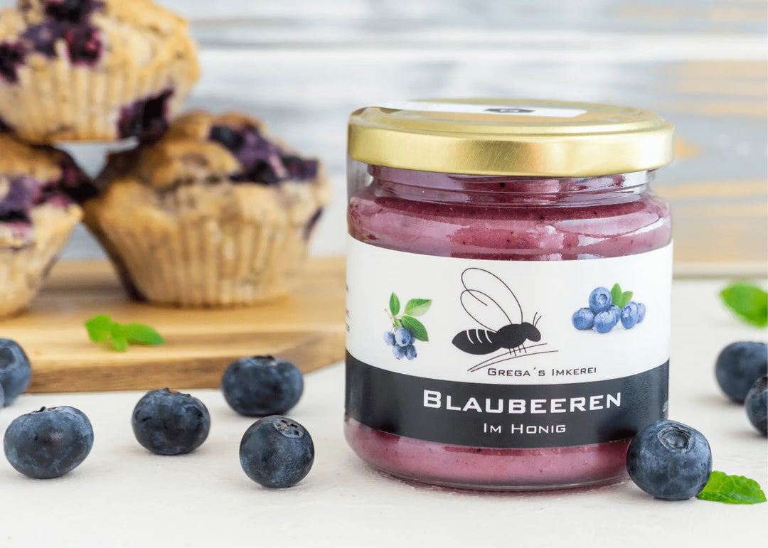 Blaubeeren im Honig von Grega´s Imkerei aus der nähe. Fruchthonig mit leckeren cremigen Blaubeerhonig von Imkerei aus NRW.