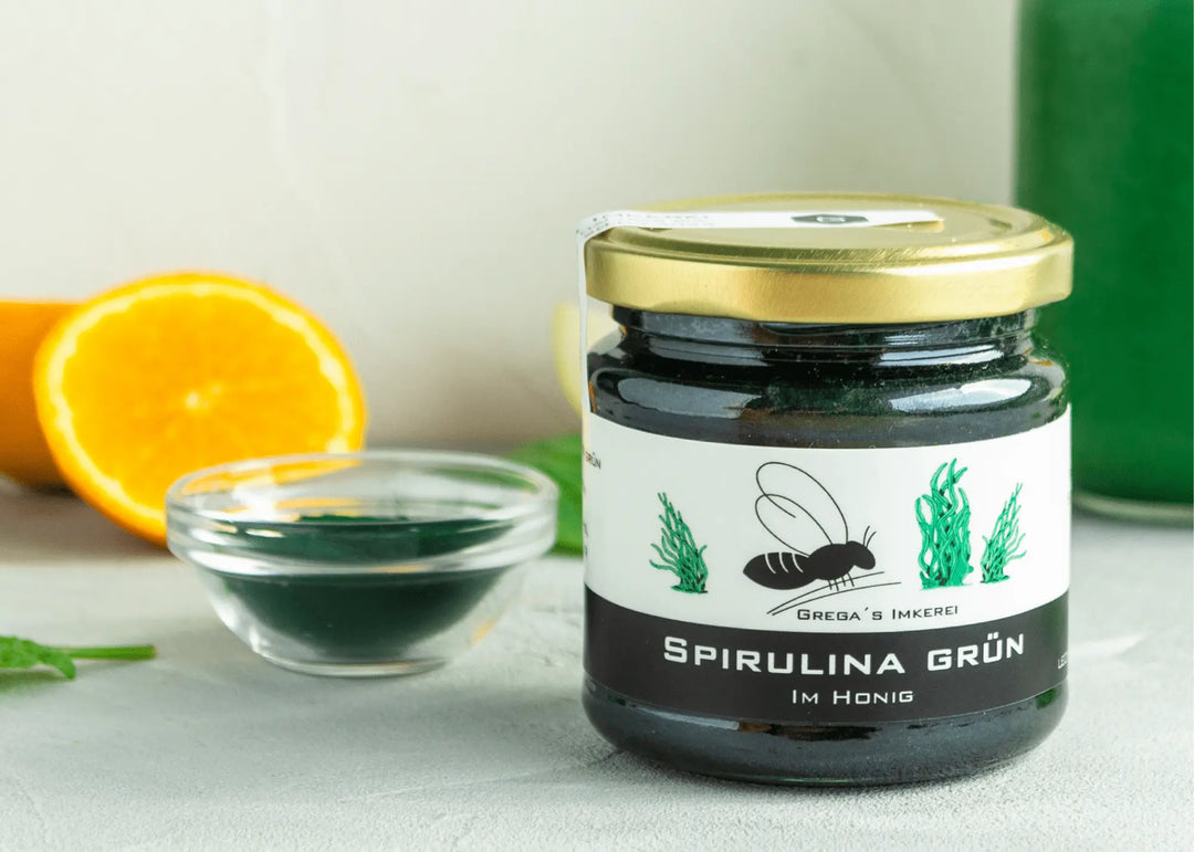Spirulina grün im Honig