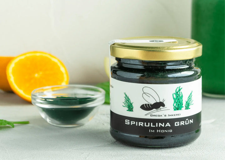 Spirulina grün im Honig