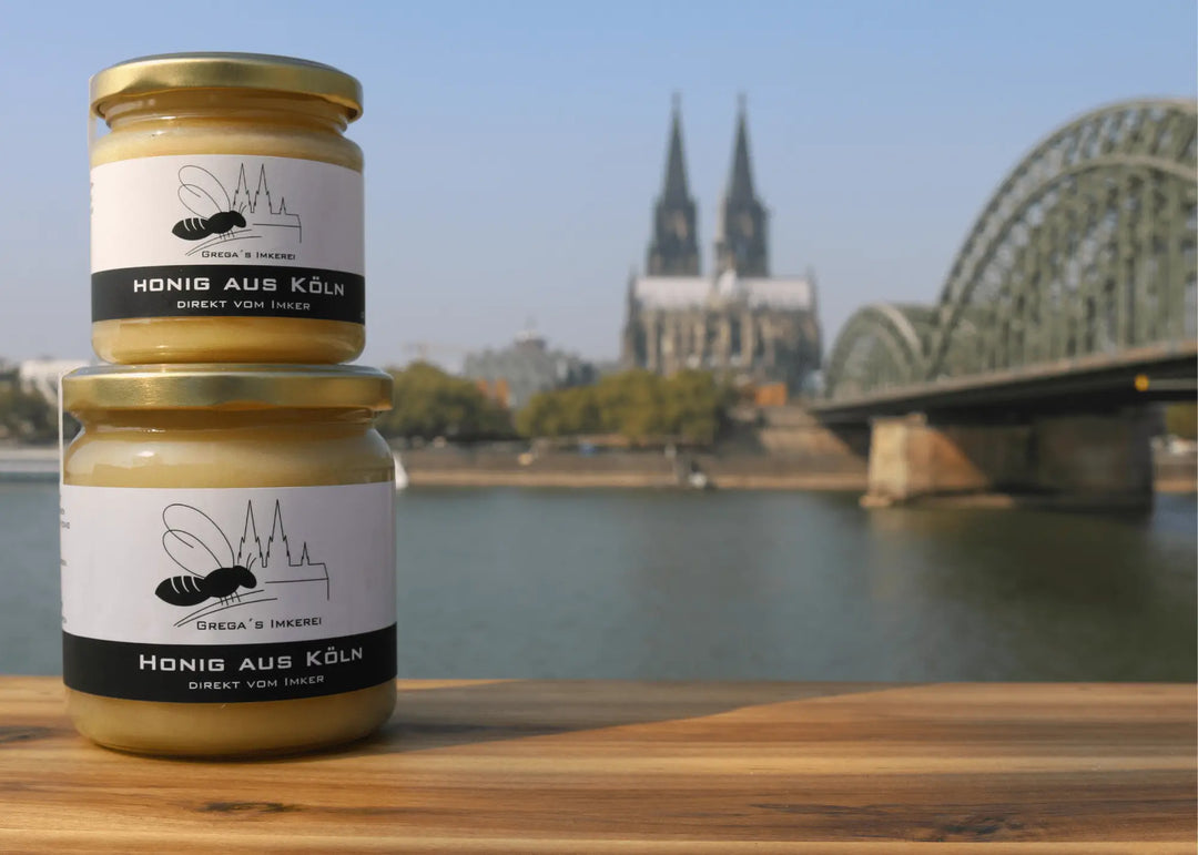 Honig aus Köln im Hintergrund der Kölner Dom