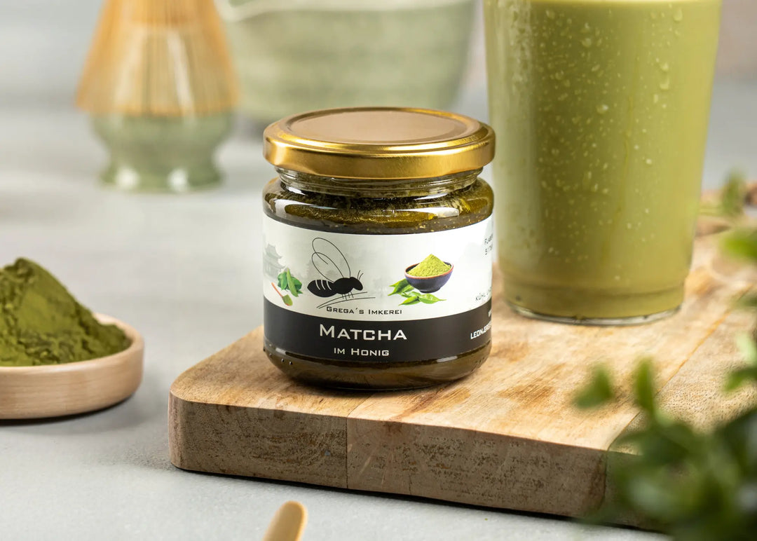 Matcha mit Honig im Glas von Grega´s Imkerei
