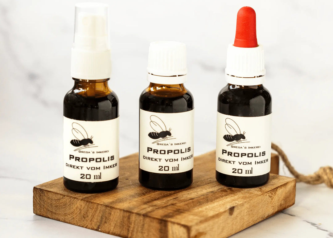 3 Flaschen mit unterschiedlichen aufsätzen. Propolis Tropfenflasche, Propolis Pipette und Propolis mit Sprühkopf