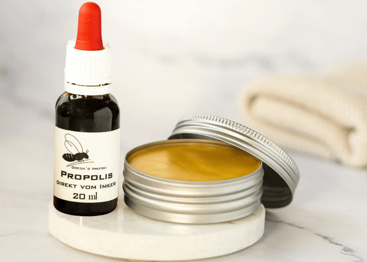 Propolis mit Pipette mit einem Produkt aus dem Bienenvolk direkt vom Imker
