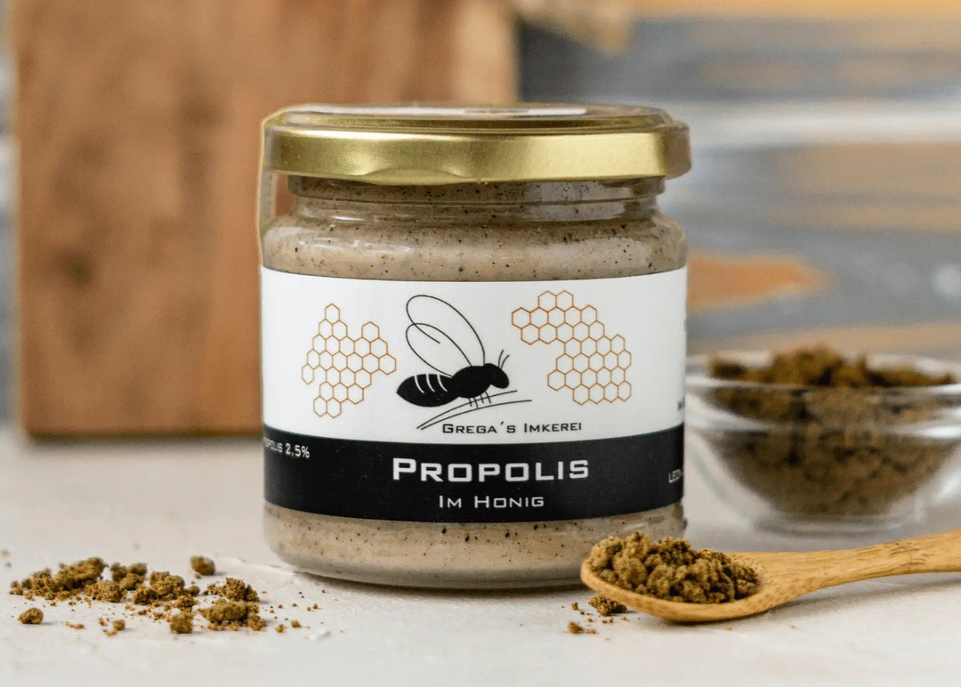 Propolishonig direkt vom Imker aus der Nähe. Grega´s Imkerei mit Propolis im Honig