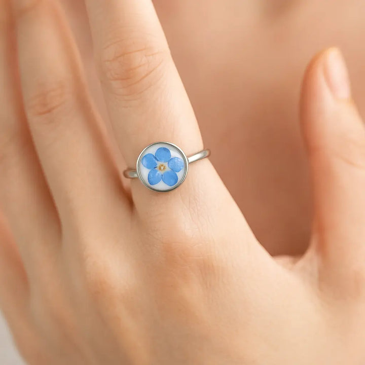 Vergissmeinnicht-Ring am Finger