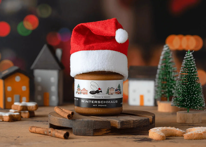 Winterschmaus Zimt im Honig mit Weihnachtsmuetze von Gregas Imkerei