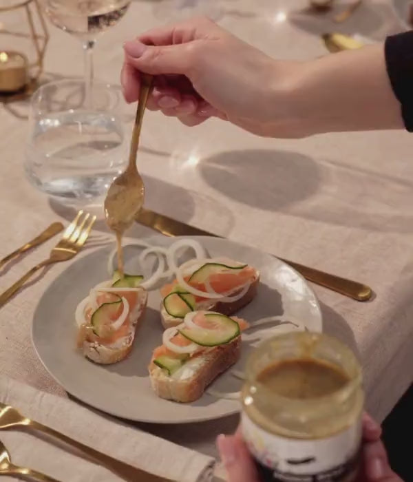 Honig Senf Dressing auf Lachs