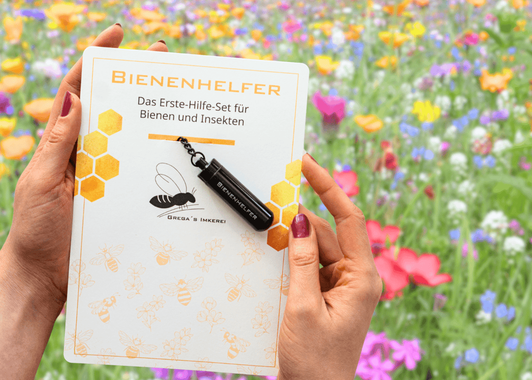 Bienenhelfer Schlüssel Anhänger vor Blumenwiese