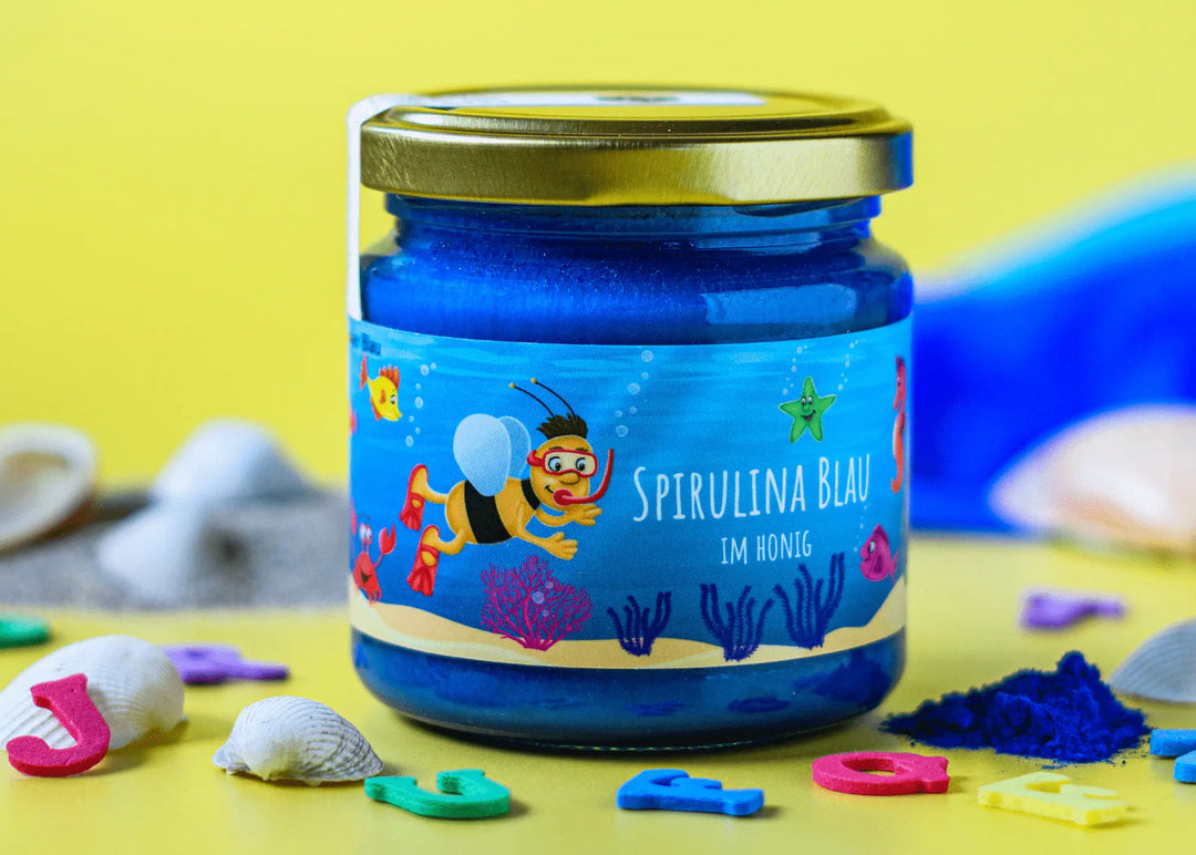 Blauer Kinderhonig cremig fein und herrlich blauer Honig direkt vom Imker. Spirulina ist komplett Geschmacksneutral und eignet sich daher gut zum Färben von farbenfrohen Lebensmittel für Kind
