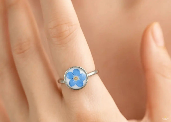 Vergissmeinnicht-Ring am Finger