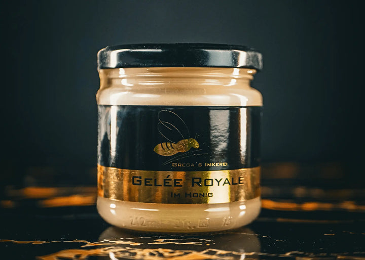 Gelée Royal im Honig direkt vom Imker edel drapiert mit einem dunklen Hintergrund steht das Glas im Mittelpunkt