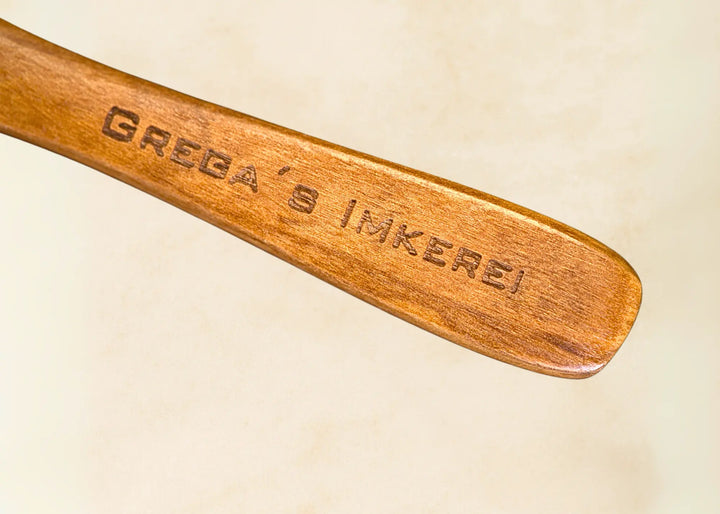 Mit stilvoller Gravur: Grega´s Imkerei