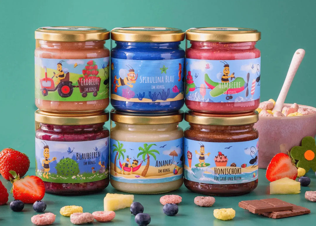 Kinderhonig mit kindlich gestalteten Honiggläsern