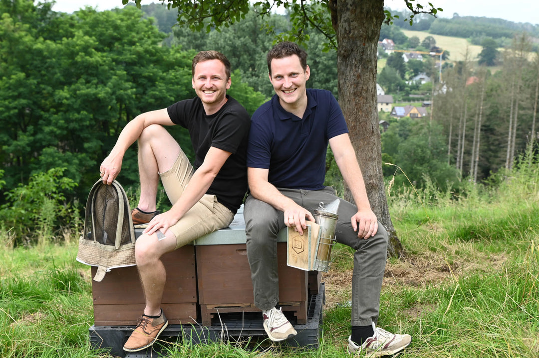 Die beiden Imker und Gründer Leon und Florian Grega von Grega´s Imkerei bei Ihren Bienenvölkern