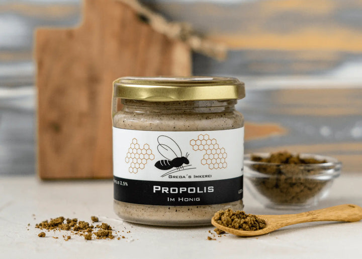 Propolishonig direkt vom Imker aus der Nähe. Grega´s Imkerei mit Propolis im Honig