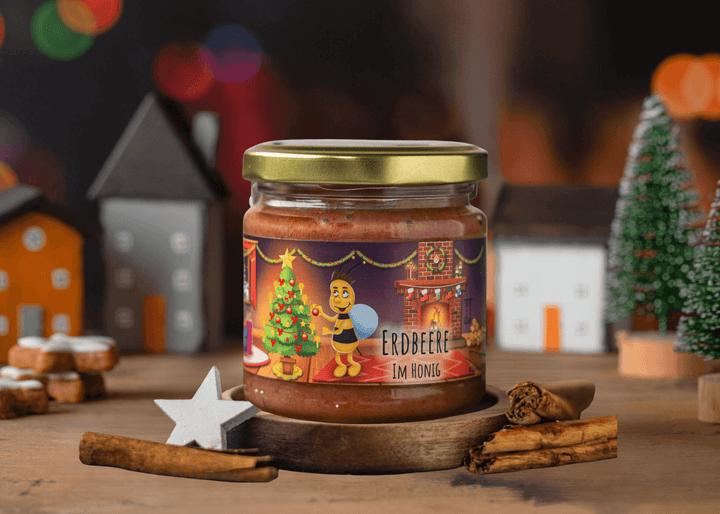 Unsere weihnachtliche 'Erdbeere im Honig' – Der fruchtige Genuss für kleine und große Kinderherzen zur besinnlichen Jahreszeit. 🍓🎄 Verzaubere dein Frühstück mit dieser festlichen Spezialität und teile süße Momente im Kreise deiner Familie. Eine köstliche Tradition, die die Vorfreude auf Weihnachten steigert. Lass dich von der Weihnachtszauber-Beere verführen! #Weihnachtskinder #Familienzeit #ErdbeereimHonig